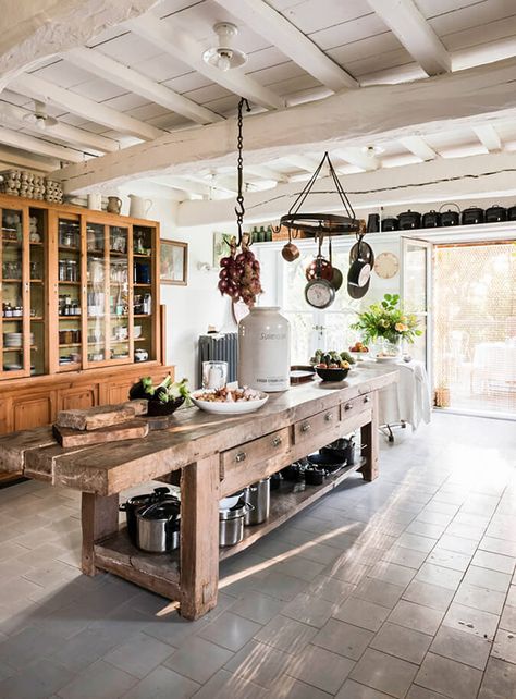 Luis Laplace's Inspired Château in Southern France Luis Laplace, Unfitted Kitchen, Farm Aesthetic, Casa Cook, Kitchen Things, Cabin Kitchens, Cottage Kitchens, French Country Kitchen, Southern France