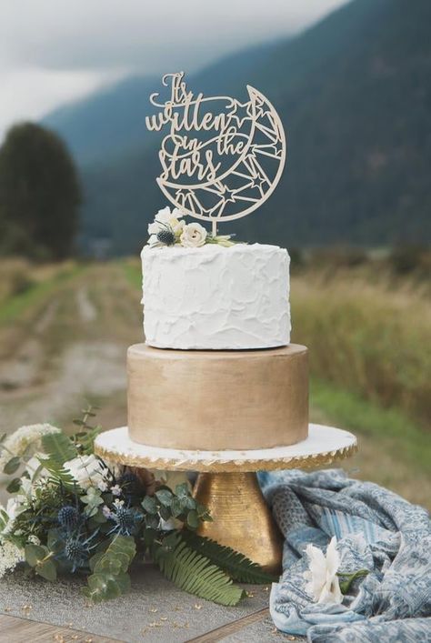 It's Written in the Stars — the Hot Wedding Theme of 2019 Is All Things Celestial Celestial Cake, Stars Cake, Celestial Wedding Theme, Handmade Wedding Cake Toppers, Stars Wedding, Starry Night Wedding, Big Wedding Cakes, Last Minute Wedding, Moon Wedding