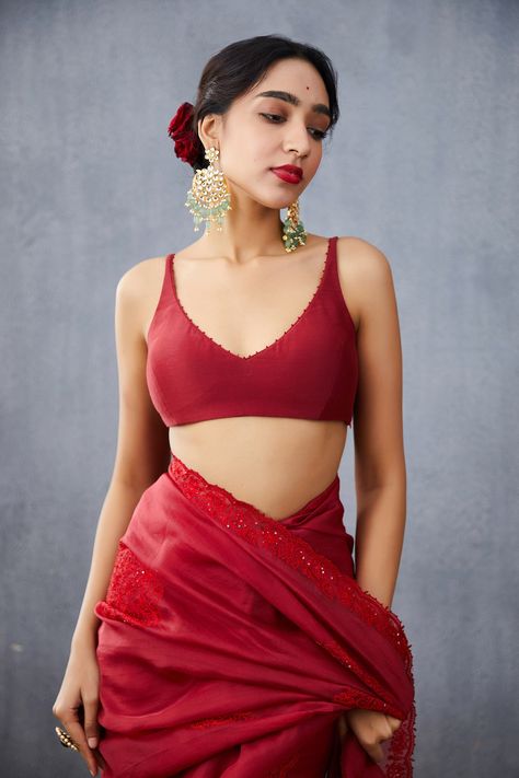 Red Saree Blouse, Sleeveless Blouse Designs, Saree Blouses Online, Blouse Neck, Red Saree, Blouse For Women, Stylish Sarees, Outdoor Games, Blouse Online