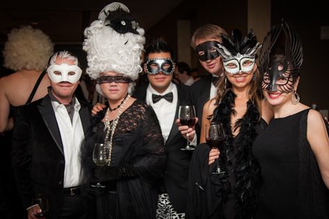 Black & White Masquerade Party Stunning! http://www.mybigdaycompany.com/new-years-eve.html Christmas Party Ideas Black People, Mascarade Party Outfit, Masquerade Attire, Christmas Masquerade Party, Masquerade Party Outfit, Masquerade Outfit Ideas, Masquerade Ideas, Christmas Party Attire, Adult Prom