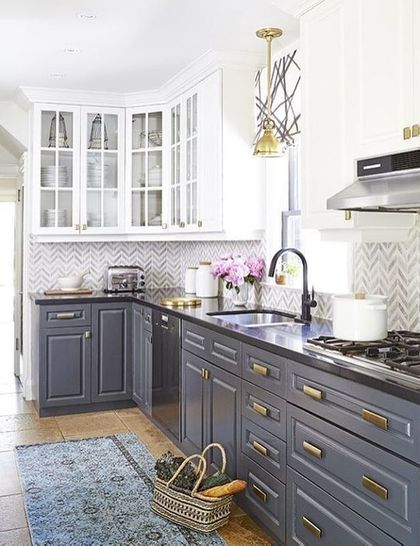 25 Trendy Contrasting Countertops For Your Kitchen Kitchen Cabinets Dark Bottom Light Top, Modern Retro Kitchen, Backsplash For White Cabinets, Two Tone Kitchen Cabinets, Kitchen Cabinet Trends, Outdoor Kitchen Countertops, Dark Countertops, Gray And White Kitchen, Country Kitchen Designs