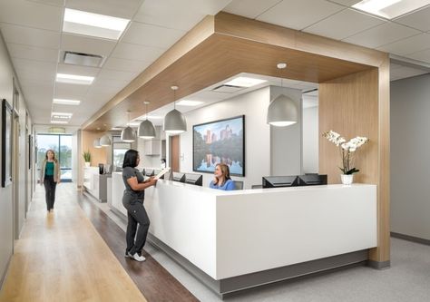 Piedmont Physicians Medical Oncology Atlanta - Healthcare Snapshots Healthcare Inspiration, Nurse Station, Medical Office Interior, Bank Interior Design, Healthcare Interior Design, Medical Office Decor, Medical Oncology, Medical Office Design, Nurses Station