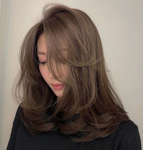 Middle Hair, Korean Hair Color, Haircuts For Medium Length Hair, Hair Style Korea, Hair Inspiration Long, Layered Haircuts For Medium Hair, Bangs With Medium Hair, Hairstyles For Layered Hair, Shot Hair Styles