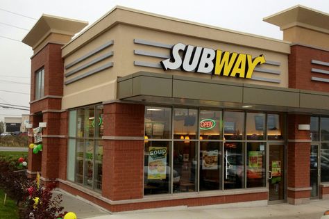 Subway Subway Store, Subway Bread, Subway Restaurant, Dallas Food, Low Cost Meals, Subway Sandwich, Arduino Projects Diy, Franchise Food, Sub Sandwiches