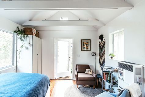 tv/projector screen hung from and hidden by a beam Mount Tamalpais, Studio Apartment Design, Charming Cottage, Mini Moderns, Open Concept Living Room, Mill Valley, Modern Cottage, Redecorate Bedroom, Tiny Spaces