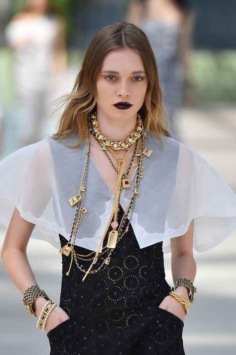 7 takeaways from the Chanel Cruise 2020 show in Paris Abed Mahfouz, Runway Jewelry, Mode Chanel, Chanel Cruise, Jewelry Details, Chanel Couture, Moda Paris, Grand Palais, Chanel Jewelry