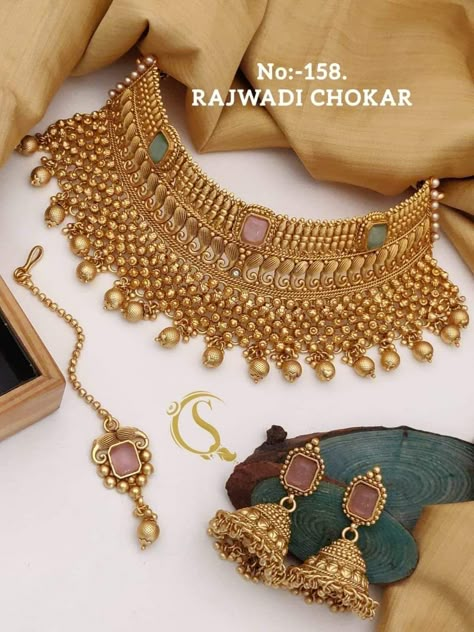 Gold Ornaments Design, Indian Gold Necklace Set, Minimalist Accessories Jewellery, Necklace For Neckline, Indian Gold Necklace Designs, Indian Gold Necklace, Choker Sets, Necklace Guide, Jewelry Necklace Simple