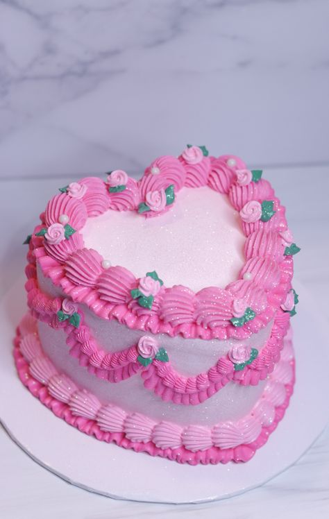 Heart Vintage Cake, Pastel Victorian, Pink Heart Cake, Victorian Cake, Cake Heart, Creative Cake Decorating, Heart Vintage, Valentines Day Cakes, Heart Cake