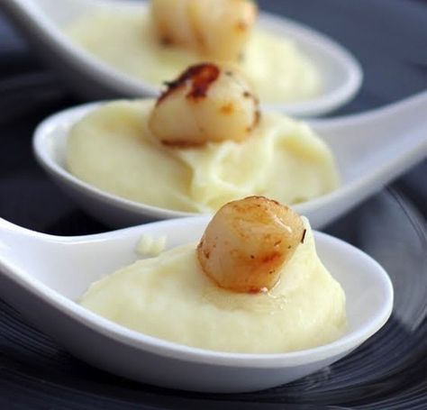 Anything on an “Amuse Bouche Spoon” | 25 Party Appetizers That Should Be Banned For Life Appetizer Spoons, Scallop Appetizer, Holiday Appetizers Easy, Thanksgiving Appetizer Recipes, Fest Temaer, Holiday Appetizers Recipes, Wedding Appetizers, Truffle Oil, Party Appetizers