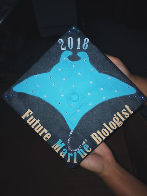 Graduation cap design Future Marine Biologist 🌊🐬 Class of 2018 Stingray Moana inspo 🌀 Graduation Cap Designs Ocean, Marine Biologist Graduation Cap, Future Marine Biologist, Marine Science Graduation Cap, Marine Biology Cap Decoration, Wildlife Graduation Cap, Ocean Themed Graduation Caps, Marine Biology Graduation Cap, Ocean Grad Cap