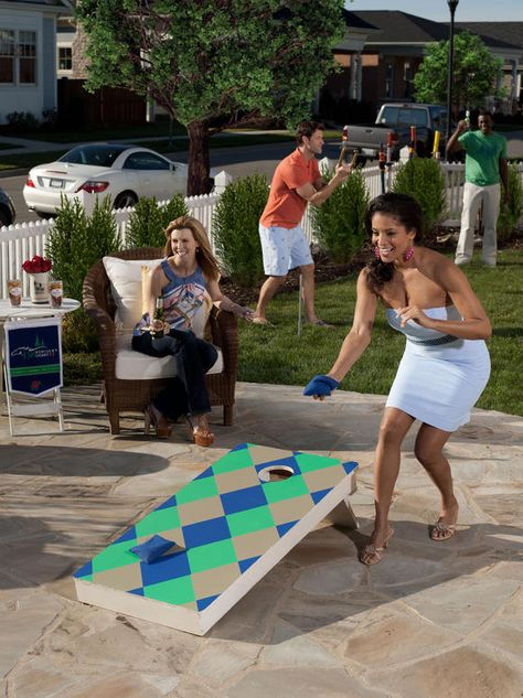 Party games...corn hole and horseshoes for Derby Party activities.  Paint the corn hole boards with racing colors/patterns.  #KentuckyDerby #Equestrian #horses Kentucky Derby Games, Kentucky Derby Drinks, Preakness Party, Diy Karneval, Geek Outfit, Kentucky Derby Party Games, Kentucky Derby Theme, Outfits Punk, Derby Games