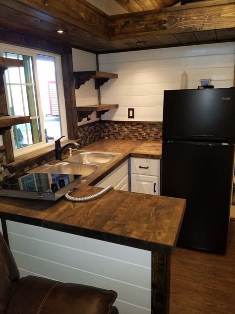 Rustic Tiny Kitchen Ideas, Tiny House Kitchen Cabinet Ideas, Tiny House Corner Kitchen, Tiny Cabin Exterior, Tiny Kitchen Layout, Rustic Tiny House Interior, Tiny Home Kitchen Ideas, Small Cabin Kitchen Ideas, Small Rustic Kitchen