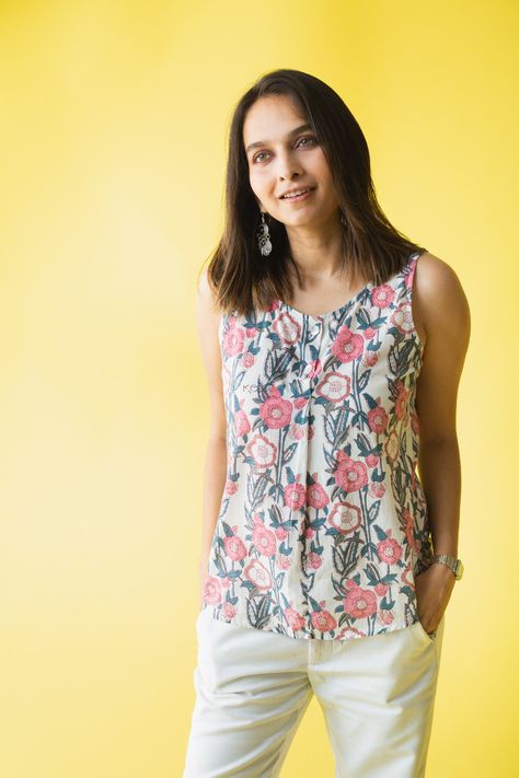 Cotton Short Tops Sleeveless, Cotton Sleeveless Top, Cotton Top Ideas For Women, Sleeveless Short Kurti Designs, Sleeveless Short Kurti, Cotton Tops Designs For Jeans, Cotton Tops For Jeans, Kurta Designs Women Casual, Cotton Tops For Women