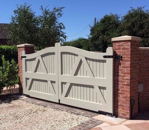 White double gates with diamond details Double Gates Driveway, Cottage Gates Driveway, Cottage Driveway Gate, White Gates Entrance, Front Gates Entrance, Drive Way Gates, Sliding Wooden Gates, Modern Door Design Interior, Wooden Farm Gates