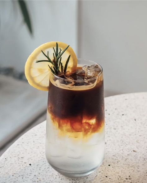 Coffee Trends, Coffee Tonic, Espresso Tonic, Summer Coffee Drinks, Cold Green Tea, Cola Syrup, Tonic Drink, Summer Coolers, Speciality Coffee Shop