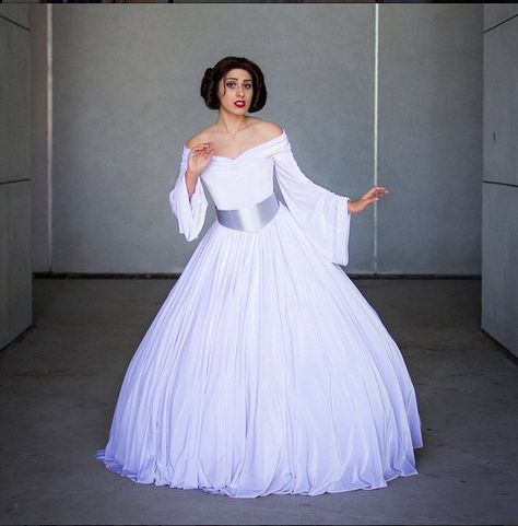 Princess Leia inspired wedding dress Leia Wedding Dress, Star Wars Wedding Dress, Star Wars Hair, Star Wars Wedding Theme, Nerdy Wedding, Princess Star, Beau Film, Disney Wedding Dresses, Star Wars Princess