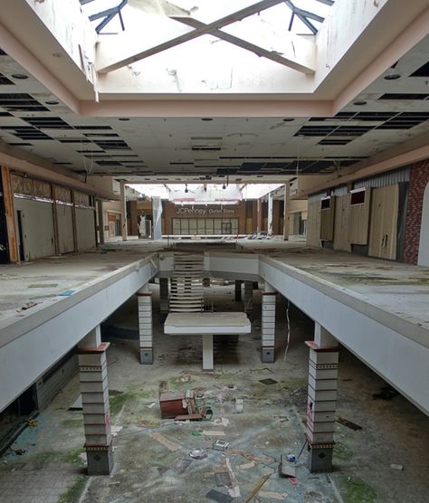 Abandoned Malls, Dead Malls, Abandoned City, Glass Elevator, Akron Ohio, Shopping Malls, Retail Space, Abandoned Buildings, Abandoned Places