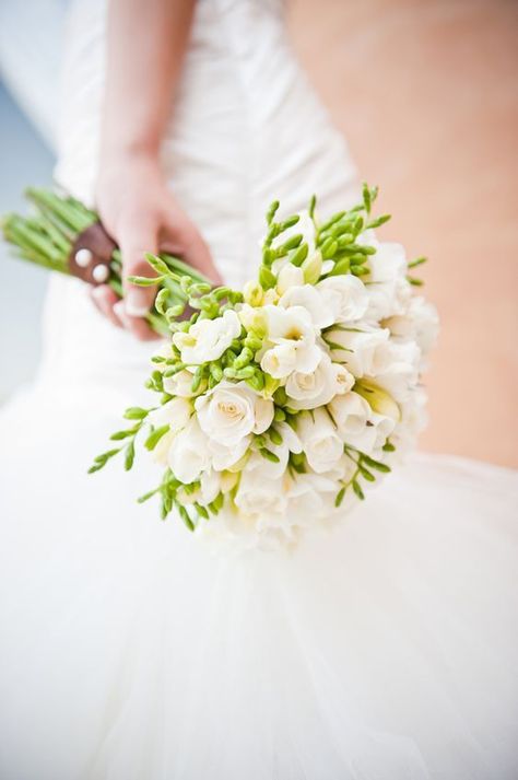 16 Stunning Summer Wedding Flowers---green freesia and white rose bridal bouquet for spring or summer garden weddings Freesia Wedding Bouquet, Freesia Bouquet, Flower Bouquet Drawing, Small Wedding Bouquets, Wedding Flower Girl Basket, Summer Garden Wedding, Beautiful Wedding Flowers, Wedding Flowers Summer, White Wedding Bouquets