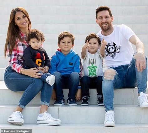 Messi Y Antonella, Lionel Messi Wife, ديفيد بيكهام, Messi And Wife, Messi Quotes, Lionel Messi Family, Lionel Messi Posters, Messi Goals, Messi Poster