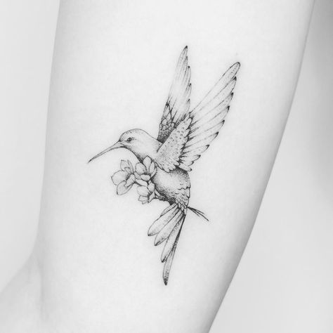 Black Hummingbird Tattoo, Hummingbird Tattoo Black, Hummingbird Tattoo Ideas, Black Hummingbird, Hummingbird Flower Tattoos, Tattoo Hummingbird, Small Hummingbird Tattoo, Floral Tattoo Design, Hummingbird Tattoo