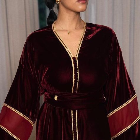 ‎Sfifa & Beyond | سفيفة اند بيوند‎ on Instagram: "Caftan léger en velours, idéal pour les réceptions et les petites occasions ✨  #Sfifaandbeyond" Ramadan Outfit, Mode Chanel, Moroccan Fashion, Arab Fashion, Ramadan, Fashion Inspo, Chanel, Velvet, Sewing