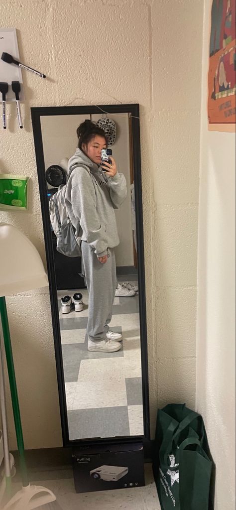 Lazy day grey fit #grout #fashion #outfits #ootd #lazydays #sweatpants Grout Fit Outfit, Ootd Sweatpants, Sweatpants Outfit Lazy, Comfy Sweatpants Outfit, Outfit Sweatpants, Gray Sweatpants Outfit, Sweatpants Outfits, Cold Morning, Sweatpants Outfit