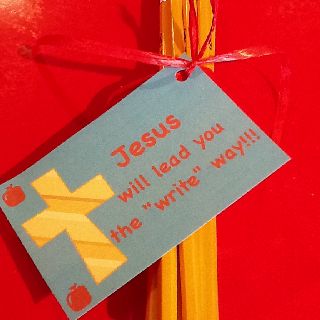 Pencil favor for a Sunday School Back-To-School party. Encouragement Crafts, Evangelism Ideas, Blessing Boxes, Emmaus Agape, School Promotion, Sunday School Projects, Christian Illustration, Childrens Sermons, Church Gifts