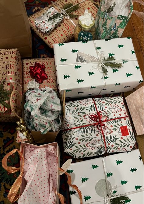 Christmas Gift Wrapping Aesthetic, Christmas Presents Aesthetic, Christmas Bedroom Aesthetic, December Aesthetic, Christmas Dreaming, Christmas Tree With Presents, Cosy Christmas, Aesthetic Christmas, Christmas Inspo