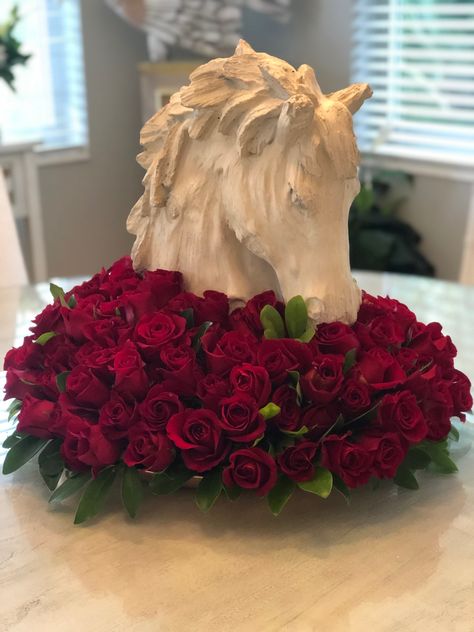 Derby Centerpieces, Kentucky Derby Flower Arrangements, Kentucky Derby Flowers, Derby Party Centerpieces, Kentucky Derby Centerpiece Ideas, Horse Centerpiece Ideas, Kentucky Derby Party Ideas, Kentucky Derby Tablescape, Kentucky Derby Centerpieces