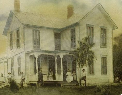 White Folk Victorian House, Old Farmhouse Exterior 19th Century, Pictures Of Old Farmhouses, Farmhouse Exterior Vintage, 1940s Farmhouse Exterior, 1930s Farmhouse Exterior, Historic Farmhouse Floor Plans, Folk Victorian Farmhouse Plans, Antique Farmhouse Exterior