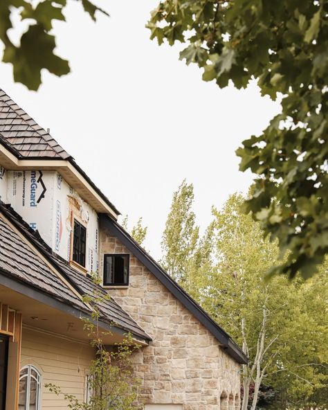 The Stone is Done on our Exterior! - Chris Loves Julia Austin Stone Exterior, Stone Veneer Exterior Houses, Modern Cottage Exterior, Stone Veneer Exterior, Austin Stone, Stone Cabin, Stone Exterior Houses, Chris Loves Julia, Cottage Exterior