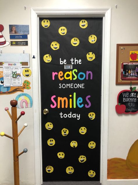 Welcome Classroom Door Ideas, Welcome Classroom Door, Classroom Door Ideas, Diy Door Decor, Work Bulletin Boards, Class Door, Classroom Doors, School Doors, Classroom Door