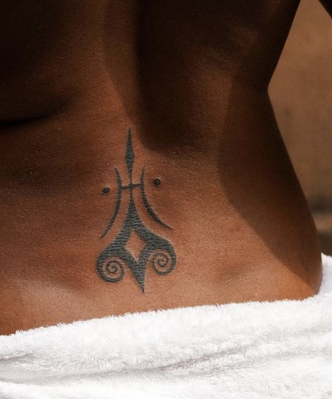 Ank Tattoo Black Women, Ubuntu Tattoo Symbol, Igbo Tattoo Culture, Vintage Patchwork Tattoo, Soulaan Tattoo, Yoruba Tattoo Ideas, Traditional Indonesian Tattoo, Ghanaian Tattoo Ideas, African Back Tattoo