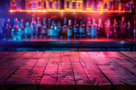 Foto una mesa de madera con una botella ... | Premium Photo #Freepik #photo #neon #bar #vida-nocturna #club-nocturno Premium Photo, Neon, Bar