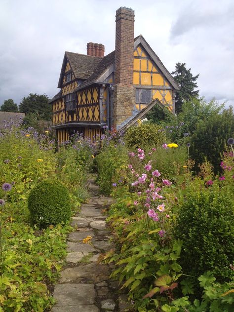 Visit an English Heritage property in Shropshire, Stokesay Castle Castle Gatehouse, Stokesay Castle, Garden Town, English Country Cottages, Living In England, Tudor House, English Heritage, England And Scotland, New Forest