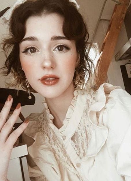 Victorian Aesthetic Makeup, Cottagecore Bridal Makeup, Light Academia Makeup Looks, Victorian Inspired Makeup, Romantic Academia Makeup, Victorian Makeup Aesthetic, 1800s Makeup Look, Short Hair Cottagecore, Victorian Makeup Romantic