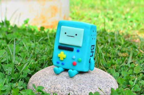 BMO Clay Tutorial by CraftDragons.deviantart.com on @DeviantArt Ceramics Bmo, Bmo Polymer Clay, Minecraft Air Dry Clay Ideas, Adventure Time Air Dry Clay, Clay Art Cartoon, Clay Figures Tutorial, Clay Bmo, Clay Creation Ideas, Cartoon Clay Art