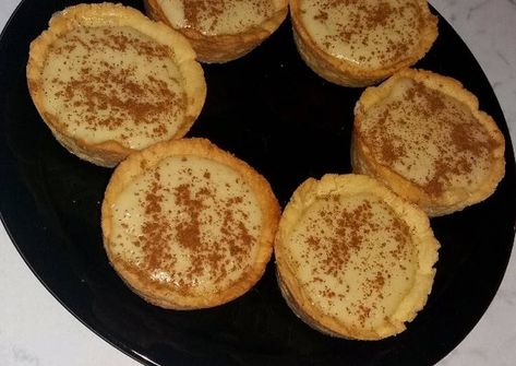 Traditional mini milk tarts Recipe by Ashlëa Snyman - Cookpad Mini Milk Tart South African, Milk Tart Cupcakes, No Bake Milk Tart Recipe, Mini Milk Tarts, Tartlet Recipes, Easy Mini Tarts, Melktert Recipe, Milk Tart Recipe, Milk Tarts