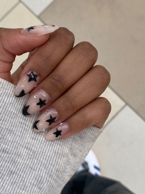 White Nails With Black Stars, Black Stars Nails, Simple Star Nails, Black And White Star Nails, Black Star Nails, Grad Nails, Stars Nails, Cream Tattoo, Tan Nails