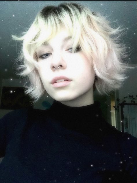 my new hair makes me look like an anime character or alice cullen!! Short Alice Cullen Hair, Short Nonbinary Haircuts, Short Alt Haircuts With Bangs, Alice Cullen Hairstyle, Alice Cullen Haircut, Alice Haircut, Alice Cullen Hair, Nonbinary Haircuts, Short Hair Side Part