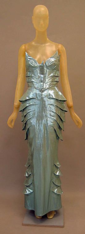 Evening Dress Thierry Mugler, 1989 The Metropolitan Museum of... Thierry Mugler Dress, Mugler Dress, Style Année 90, Couture Mode, Futuristic Fashion, 1980s Fashion, Thierry Mugler, Vintage Mode, Mode Inspo