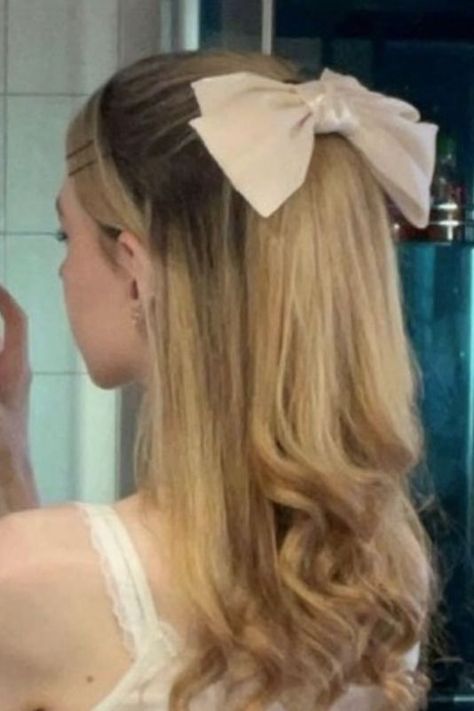 Peinados Coquette Cabello Corto, Peinado Coquette, Fancy Hairstyles For Short Hair, Barbie Hairstyles, Short Hair Accessories, Barbie Hairstyle, Ribbon Hairstyle, Bow Hairstyle, Trendy Hairstyles