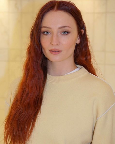 Sansa Stark Hair, Sophia Turner, Pale Skin Makeup, Famous Actresses, Red Hair Inspo, Henna Hair, The Staircase, Auburn Hair, Sophie Turner