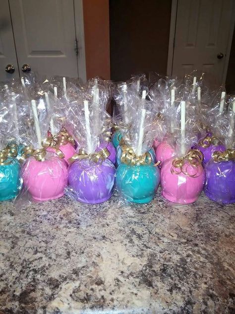 Peacock party candy apples Easter Candy Apples Ideas, Easter Candy Apples, Unicorn Candy Apples, Unicorn Caramel Apples, Mermaid Candy Apples, Lavender Candy Apples, Pastel Candy Apples, Colorful Candy Apples, Unicorn Sweets