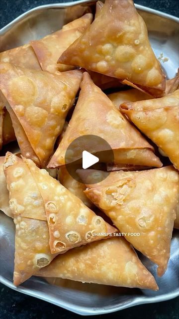 Samosa Recipe Videos, Onion Samosa, Fried Pastry, Potatoes And Vegetables, Happy Hour Food, Aloo Recipes, Samosa Recipe, Iftar Recipes, Philly Cheesesteak