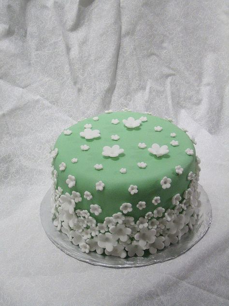 Green Cake. So simple and so easy to do. I did one like this in pink once. definitely a go-to design. Simple Fondant Cake Ideas, Green Cakes Ideas, Green Cake Design Simple, Green Cake Ideas Simple, Cute Green Cake, Green Colour Cake, Green Color Cake, Green Cake Decoration, Green Fondant Cake