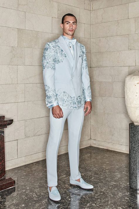 Haute Couture Style, White Dress Shoes, White Suit, Dapper Style, Atelier Versace, Versace Collection, Vintage Mode, Versace Jeans Couture, Versace Jeans