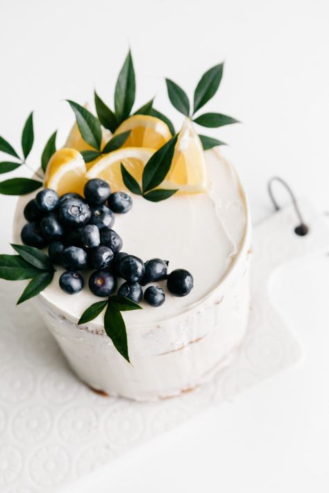 Lemon Blueberry Cake Design, Lemon And Blueberry Cake Decoration, Lemon Blueberry Birthday Cake, Lemon Blueberry Wedding Cake, Lemon Blueberry Cake Decoration, Gluten Free Wedding Cake Recipe, Home Cake Decorating Ideas, Blueberry Cake Design, Blueberry Cake Decoration