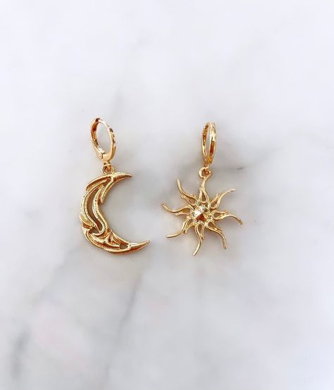 Sun And Moon Earrings Aesthetic, Sun Aesthetic Jewelry, Sun And Moon Earring, Sun Nose Ring, Moon And Sun Earrings, Sun And Moon Jewelry, Sun Moon Earrings, Sun And Moon Earrings, 00s Mode