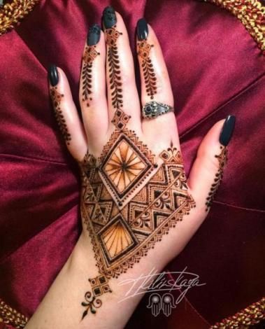 Looking for some last-minute mehndi design ideas for this wedding season? Look no further! Here are best-of-the-best designs for busy moms!  https://thechampatree.in/2017/12/06/new-mom-mehndi-designs/ Henna Geometric, Man Henna, Hena Designs, Moroccan Henna, Finger Henna Designs, Finger Henna, Latest Henna Designs, Tattoo Henna, Design Henna